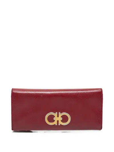 Pre-owned Ferragamo Double-gancio-plaque Continental Wallet In Red