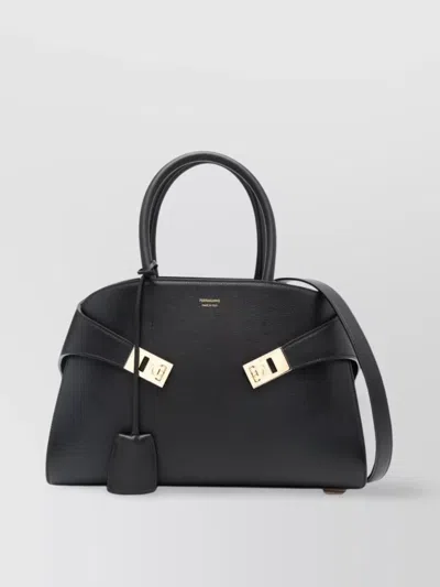Ferragamo Embrace Petite Sac Fourre-tout En Cuir In Black