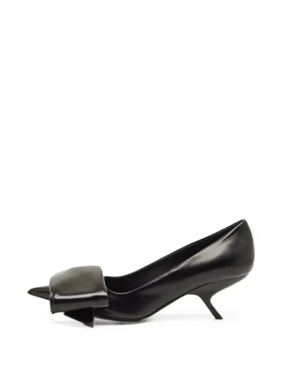 Pre-owned Ferragamo Erica Bow Pumps In Black