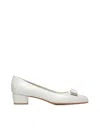 Ferragamo Vara Bow Low-heeled Shoes In Mascarpone