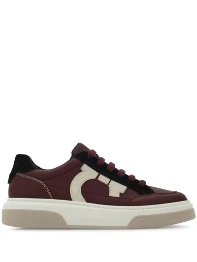 Ferragamo Gancini-appliqué Sneakers In 红色