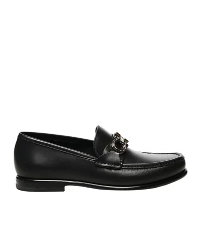 Ferragamo Gancini Buckle Loafers In Black
