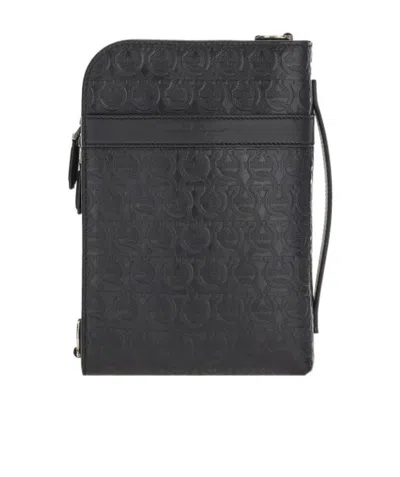 Ferragamo Gancini-embossed Messenger Bag In Black