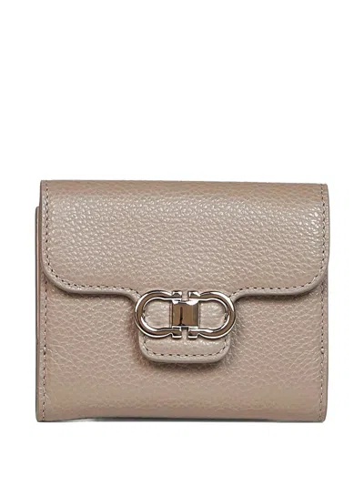 Ferragamo Gancini Grained Leather Compact Wallet In Neutral