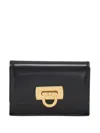Ferragamo Gancini Leather Cardholder In Schwarz