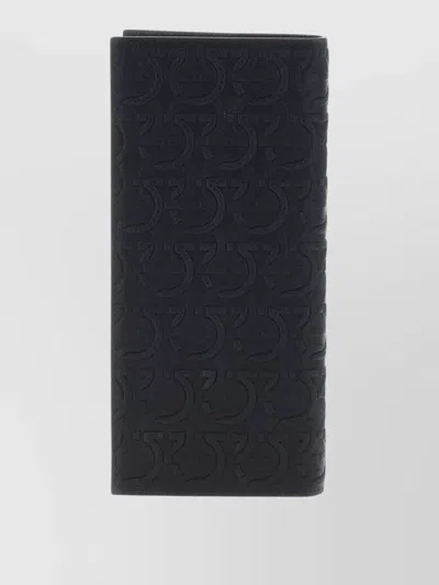 Ferragamo Gancini Leather Wallet Embossed Pattern Design In Black