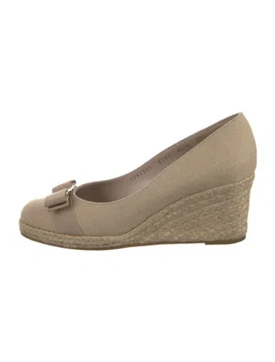Pre-owned Ferragamo Gancini Logo Canvas Pumps In Brown/neutrals