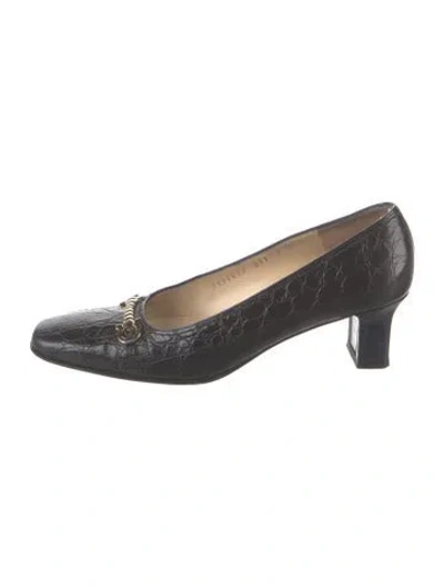 Pre-owned Ferragamo Gancini Logo Embossed Leather Pumps In Black