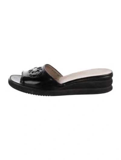 Pre-owned Ferragamo Gancini Logo Patent Leather Slides In Black