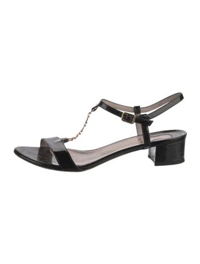 Pre-owned Ferragamo Gancini Logo Patent Leather T-strap Sandals In Black