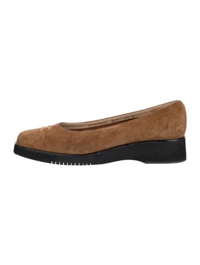 Pre-owned Ferragamo Gancini Logo Suede Ballet Flats In Neutrals