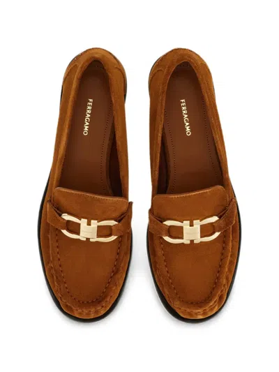 Ferragamo Mocassin Ornement Gancini Brun Taille 41 In Brown