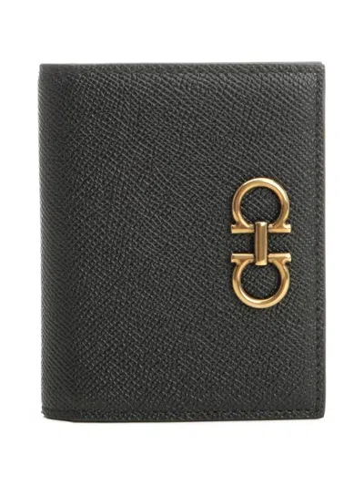Ferragamo Gancini-plaque Textured-leather Wallet In Black