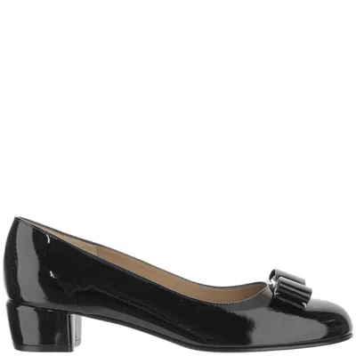 FERRAGAMO GLOSSY LEATHER VARA DÉCOLLETÉ