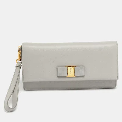 Pre-owned Ferragamo Grey Leather Camy Wristlet Clutch In Gray