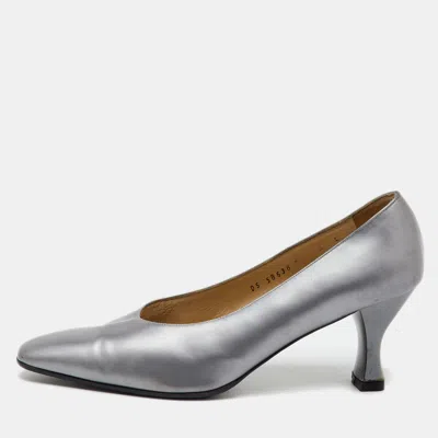 Ferragamo Grey Leather Round Toe Pumps In Gold