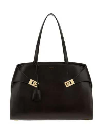 Ferragamo Hug Clasp-detail Tote Bag In Black