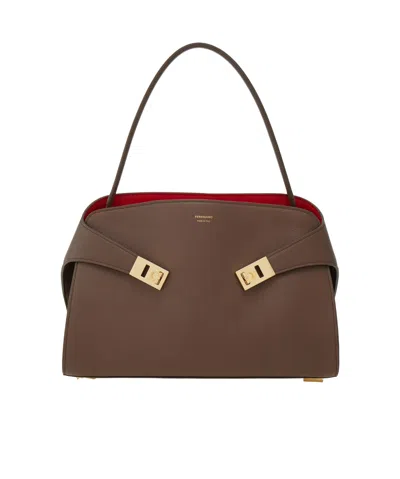 FERRAGAMO FERRAGAMO HUG ZIPPED SMALL SHOULDER BAG