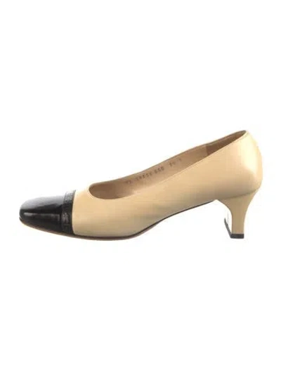Pre-owned Ferragamo Interlocking Cc Logo Leather Pumps In Neutral