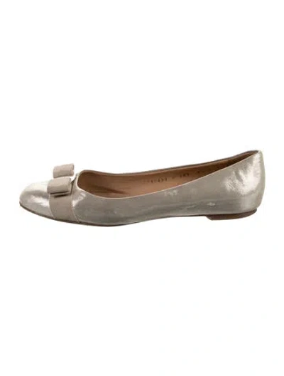 Pre-owned Ferragamo Leather Bow Accents Flats In Silver