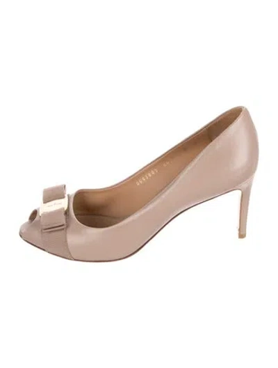 Pre-owned Ferragamo Leather Bow Accents Pumps In Neutral