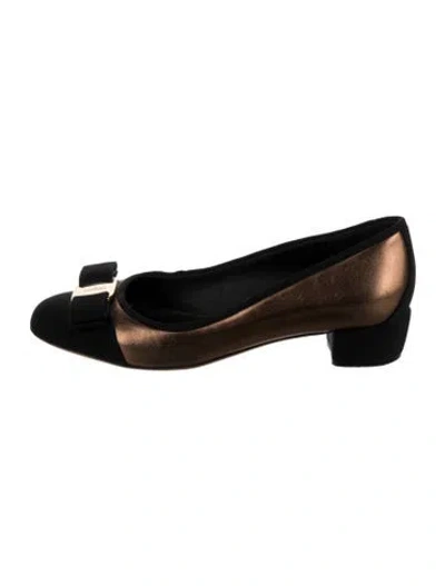 Pre-owned Ferragamo Leather Bow Accents Pumps In Neutral
