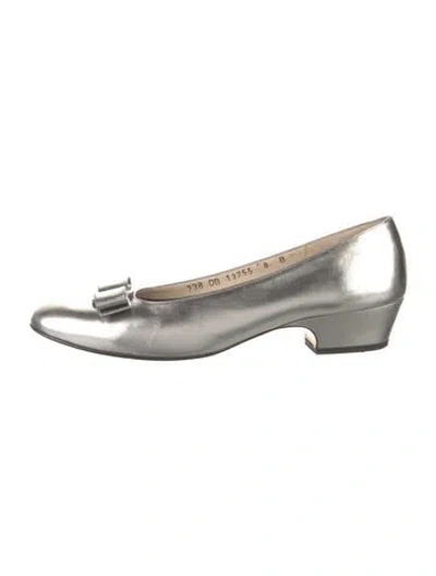 Pre-owned Ferragamo Leather Bow Accents Pumps In Silver