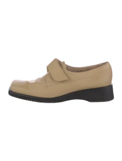 Pre-owned Ferragamo Leather Oxfords In Neutral