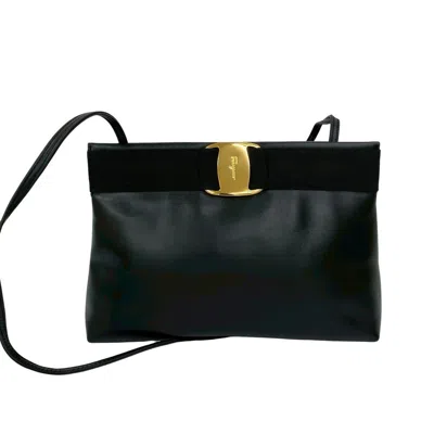 Pre-owned Ferragamo Leather Pochette Shoulder Bag () In Black