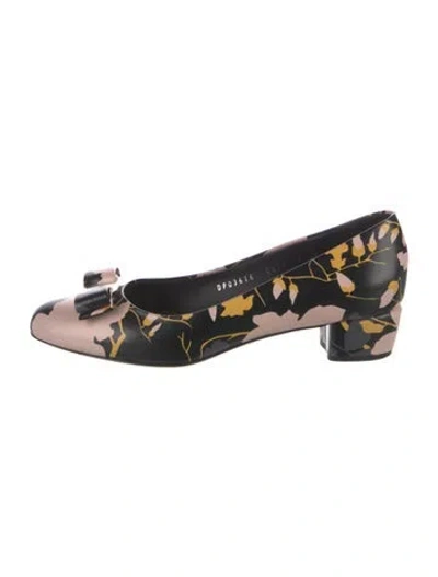 Pre-owned Ferragamo Leather Printed Pumps In Black