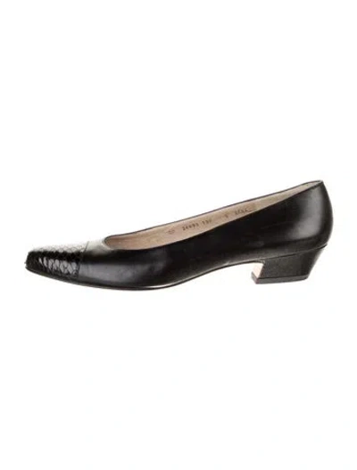 Pre-owned Ferragamo Leather Pumps In Black