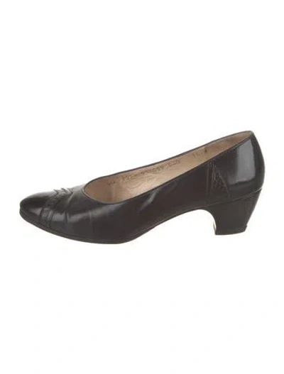 Pre-owned Ferragamo Leather Pumps In Black