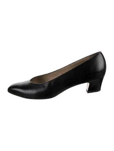 Pre-owned Ferragamo Leather Pumps In Black