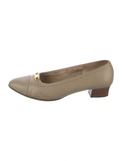 Pre-owned Ferragamo Leather Pumps In Gold