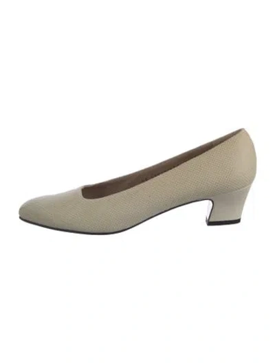 Pre-owned Ferragamo Leather Pumps In Neutral