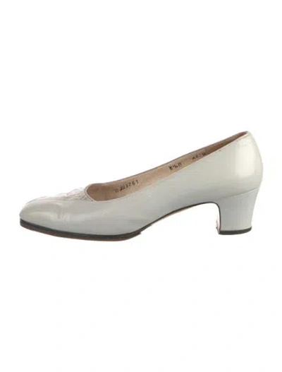 Pre-owned Ferragamo Leather Pumps In Neutral