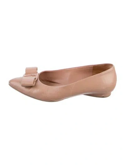 Pre-owned Ferragamo Leather Pumps In Neutral