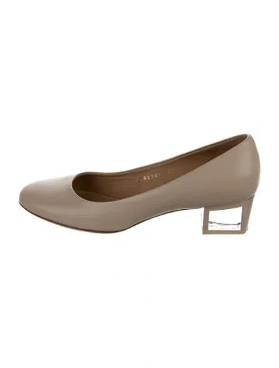 Pre-owned Ferragamo Leather Pumps In Neutrals