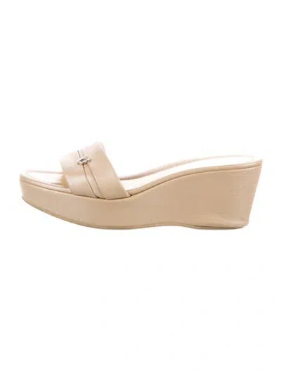 Pre-owned Ferragamo Leather Slides In Neutral