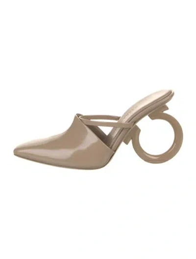 Pre-owned Ferragamo Leather Slides In Neutral