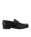 Ferragamo Logo Buckle Business Casual Shoes In Black