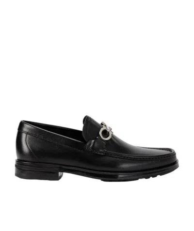 Ferragamo Logo Buckle Business Casual Shoes In Black