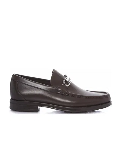 Ferragamo Logo Details Business Casual Shoes In Black