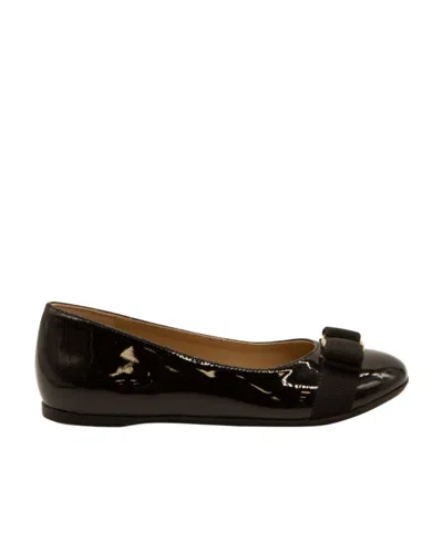 Ferragamo Logo Flat Shoes In Black