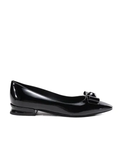 Ferragamo Logo Flat Shoes In Black