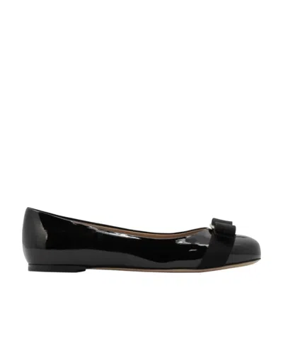 Ferragamo Logo Flat Shoes In Black