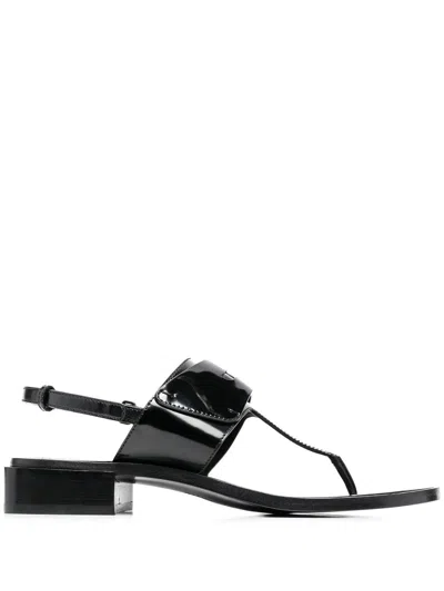 Ferragamo Logo-plaque Detail Thong Sandals In Schwarz