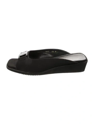 Pre-owned Ferragamo Mules In Black