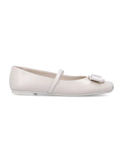 Ferragamo Women's New Vara Plate Ballet Flat In Mascarpone
