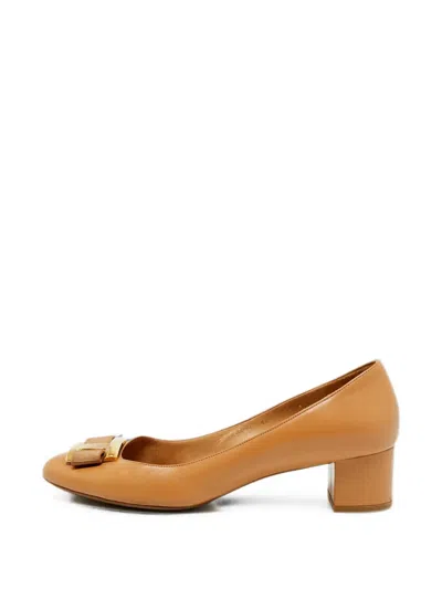 Pre-owned Ferragamo Ninna Bow-detail Pumps In Brown